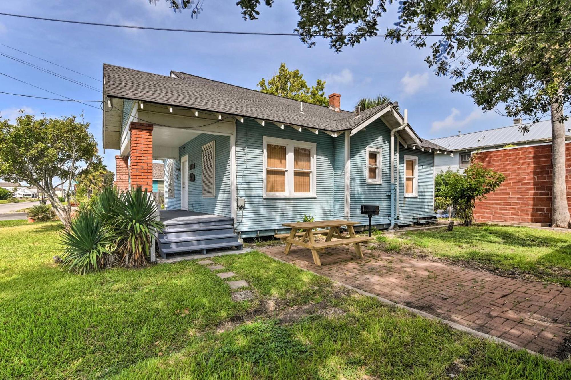 Quaint Galveston Vacation Home - Central Location! Exterior photo